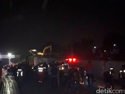3 Ekskavator Terus Keruk Tanah Longsor yang Timbun Mobil di Soetta