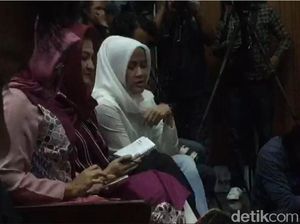 Saat Ny Deisti Ikut Corat-coret Buku Catatan di Sidang Novanto Saat Ny Deisti Ikut Corat-coret Buku Catatan di Sidang Novanto