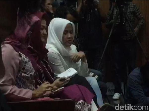 Saat Ny Deisti Ikut Corat-coret Buku Catatan di Sidang Novanto