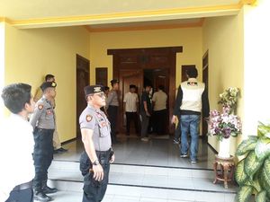Geledah Rumah Dinas Bupati Jombang, KPK Bawa 3 Koper dan 1 Tas Geledah Rumah Dinas Bupati Jombang, KPK Bawa 3 Koper dan 1 Tas