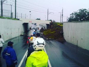 Tembok Jl Perimeter Bandara Soekarno-Hatta Ambrol, Mobil Tertimbun Tembok Jl Perimeter Bandara Soekarno-Hatta Ambrol, Mobil Tertimbun