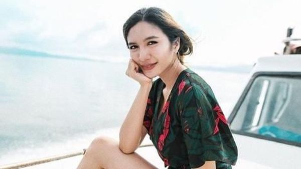 Awas Naksir! Senyuman si Cantik Acha Sinaga