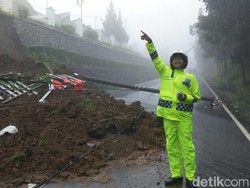 Longsor di Puncak, Sejumlah Tiang Listrik Roboh