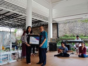 CT Arsa Serahkan Donasi Charity Fun Run 2017 ke Yayasan Mitra Netra