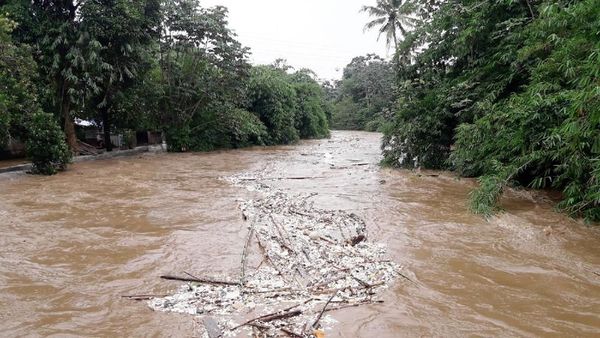 Foto: Derasnya Arus Sungai Ciliwung di Depok, Warga Diimbau Waspada