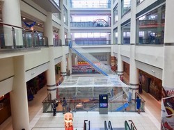 Yang Ngeri di Singapura: Main Jaring Antar Lantai Mal