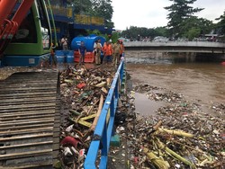 Siaga Banjir, 15 Truk Angkut 200 Ton Sampah dari Manggarai