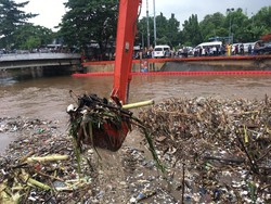 700 Ton Sampah Diangkut dari Sungai Ciliwung