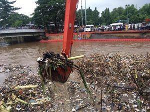 Sampah di Pintu Air Manggarai, dari Kayu hingga Kasur Sampah di Pintu Air Manggarai, dari Kayu hingga Kasur