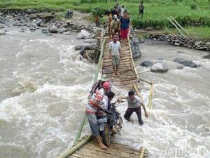 Jembatan Ambruk, Warga Ramai-ramai Gotong Motor Seberangi Sungai