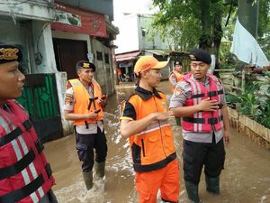 Polda Metro Kirim Tim SAR ke Lokasi Banjir di Jakarta