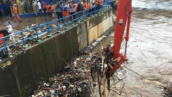 Penampakan 200 Ton Sampah yang Diangkut dari Pintu Air Manggarai