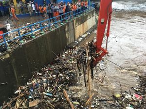 Penampakan 200 Ton Sampah yang Diangkut dari Pintu Air Manggarai Penampakan 200 Ton Sampah yang Diangkut dari Pintu Air Manggarai