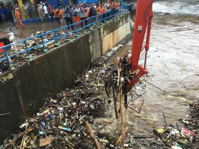 Penampakan 200 Ton Sampah yang Diangkut dari Pintu Air Manggarai