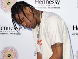 Travis Scott Ditangkap di Paris Setelah Berkelahi dengan Pengawal Sendiri Travis Scott Ditangkap di Paris Setelah Berkelahi dengan Pengawal Sendiri
