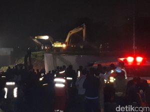 Penampakan Ekskavator Gali Longsor di Perimeter Bandara Soetta