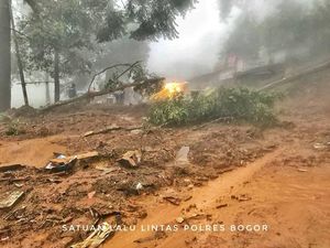 Penampakan Longsor yang Bikin Jalur Puncak Bogor Ditutup Total