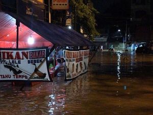 Tetap Jualan Pecel Lele Saat Banjir, Matrai: Telanjur Masak Tetap Jualan Pecel Lele Saat Banjir, Matrai: Telanjur Masak