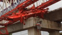 Foto: Lokasi Crane Jatuh di Jatinegara Pagi Ini Masih Disterilkan