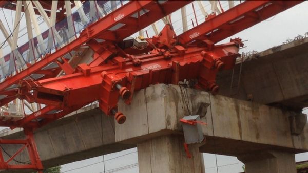 Foto: Lokasi Crane Jatuh di Jatinegara Pagi Ini Masih Disterilkan