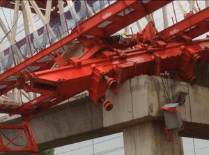 Foto: Lokasi Crane Jatuh di Jatinegara Pagi Ini Masih Disterilkan