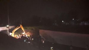 Susah Payah Evakuasi Mobil Tertimpa Longsor Tembok Jl Bandara Soetta