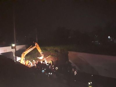 Susah Payah Evakuasi Mobil Tertimpa Longsor Tembok Jl Bandara Soetta