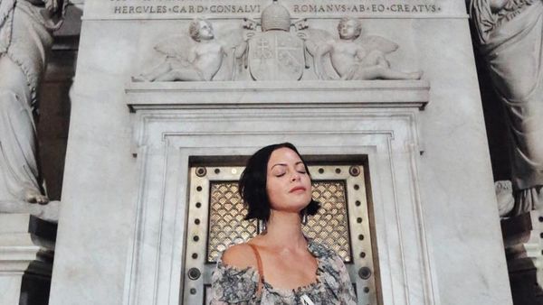 Foto: Gaya Liburan Girlboss Cantik Sophia Amoruso