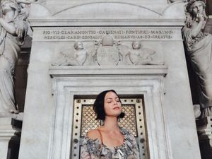 Foto: Gaya Liburan Girlboss Cantik Sophia Amoruso