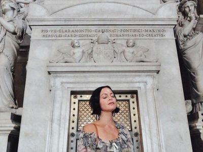 Foto: Gaya Liburan Girlboss Cantik Sophia Amoruso