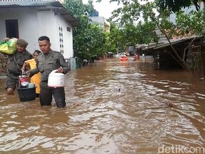 Pejaten Timur Jaksel Terendam Banjir, Warga Angkut Barang