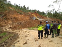 Tengah Bulan Ini Akses Jalan yang Longsor di Trenggalek Dibuka