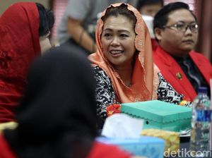 Yenny Wahid Baca Puisi, KLa Project Tak Ingin Konsernya Dipolitisasi Yenny Wahid Baca Puisi, KLa Project Tak Ingin Konsernya Dipolitisasi