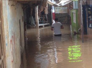 Sungai Ciliwung Meluap, Permukiman Kampung Melayu Terendam Banjir Sungai Ciliwung Meluap, Permukiman Kampung Melayu Terendam Banjir