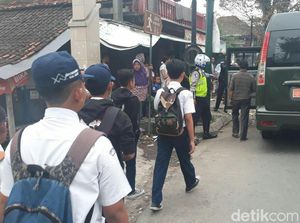 Angkot Mogok Massal, TNI-Polri Garut Angkut Penumpang Telantar