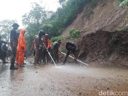 Proses Evakuasi Longsor Puncak dari Lensa Drone