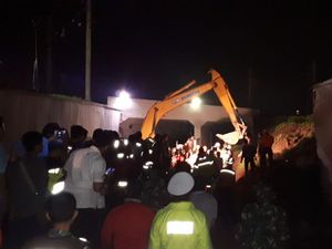 Evakuasi Mobil Tertimbun Longsor di Bandara, Ekskavator Mendekat Evakuasi Mobil Tertimbun Longsor di Bandara, Ekskavator Mendekat