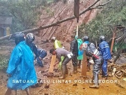 Petugas Pakai Alat Berat untuk Bersihkan Material Longsor di Puncak