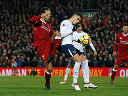 Drama terjadi beberapa menit berselang. Erik Lamela melakukan diving saat bersentuhan dengan Virgil van Dijk. (Foto: Andrew Yates/Reuters)
