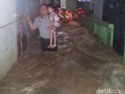 Arus Banjir di Kebon Baru Jaksel Deras, Polisi Evakuasi Anak-anak