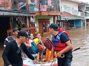 Foto: Saat Petugas Damkar Evakuasi Korban Banjir di Rawajati Jaksel