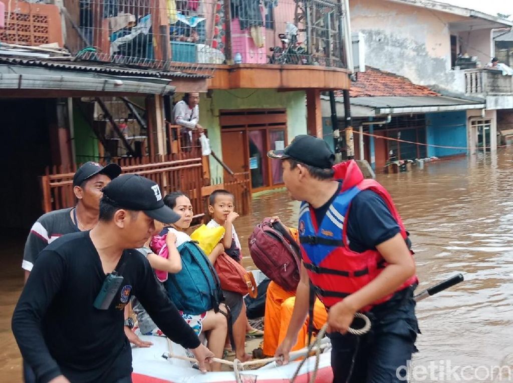 Foto: Saat Petugas Damkar Evakuasi Korban Banjir di Rawajati Jaksel Foto: Saat Petugas Damkar Evakuasi Korban Banjir di Rawajati Jaksel