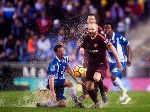 Barca Main Bola Panjang karena Lapangan Becek