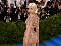 Foto Anak Perempuan Kylie Jenner Pecahkan Rekor Instagram