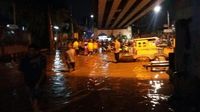 Potret Warga yang Kebanjiran di Bawah Flyover Rawajati