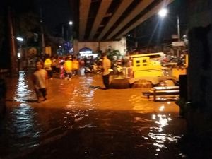 Potret Warga yang Kebanjiran di Bawah Flyover Rawajati