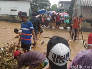 Tanggul Jebol, Perkampungan di Mangkang Semarang Kebanjiran