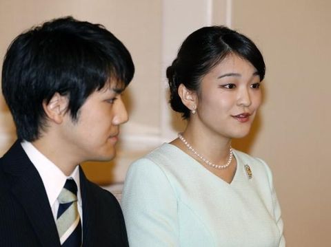 Japan's Princess Mako, the eldest granddaughter of Emperor Akihito and Empress Michiko, waves during the royal family's annual New Year's greeting to well-wishers gathered at the Imperial Palace in Tokyo on January 2, 2018. / AFP PHOTO / Kazuhiro NOGI