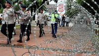 Massa Buruh Unjuk Rasa, Istana Negara Ditutup Kawat Berduri
