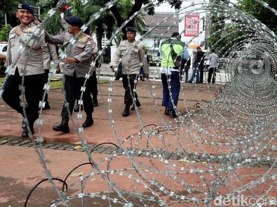 Massa Buruh Unjuk Rasa, Istana Negara Ditutup Kawat Berduri